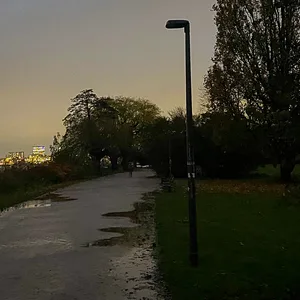 Viele Lampen an der westlichen Seite der Alster funktionieren nicht mehr.