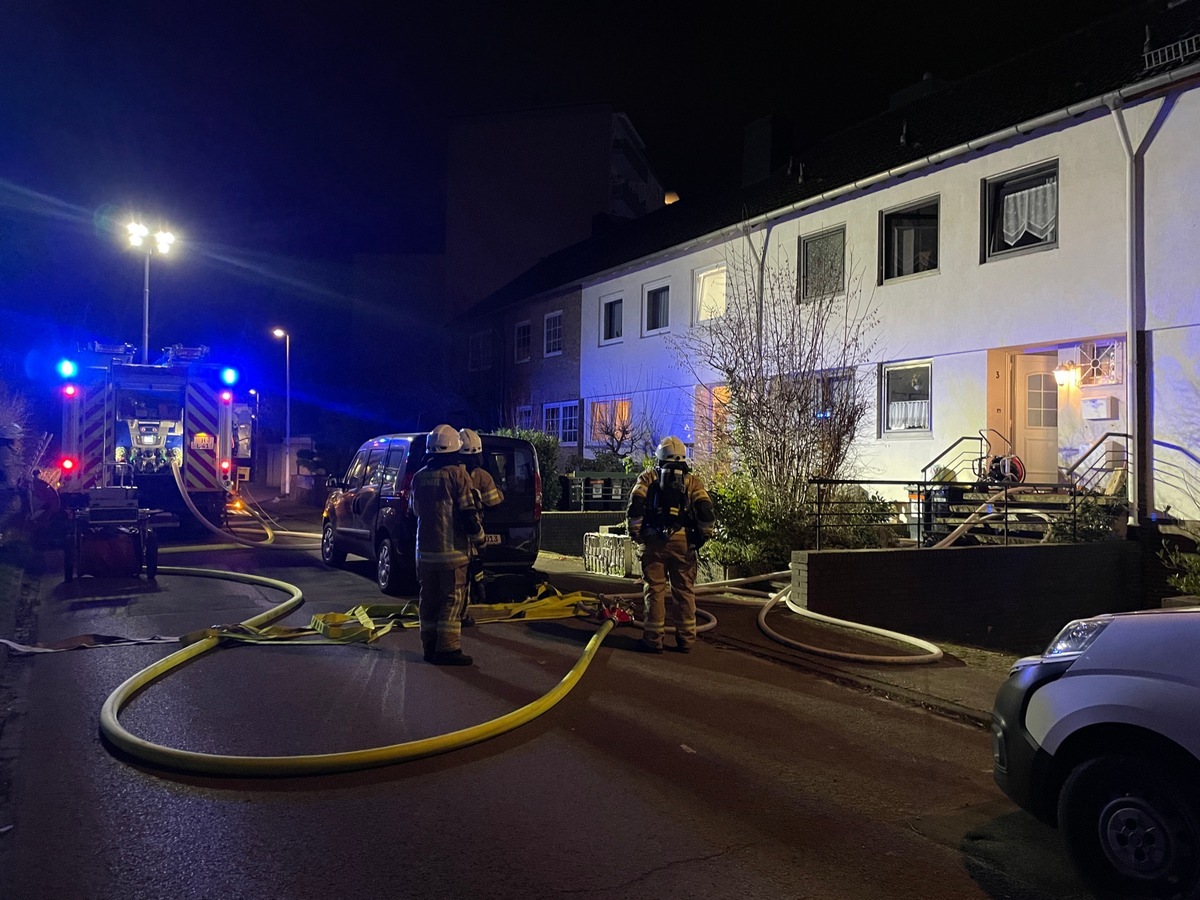 Feuerwehrleute sind am Brandort im Einsatz.