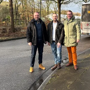 Xavier Wasner (SPD), Jan-Hendrik Blumenthal (Grüne) und Finn Ole Ritter (FDP) von der Wandsbeker Ampel-Koalition sprechen sich für eine Verlegung der Busplätze zur Haltestelle „Heimgarten“ aus.