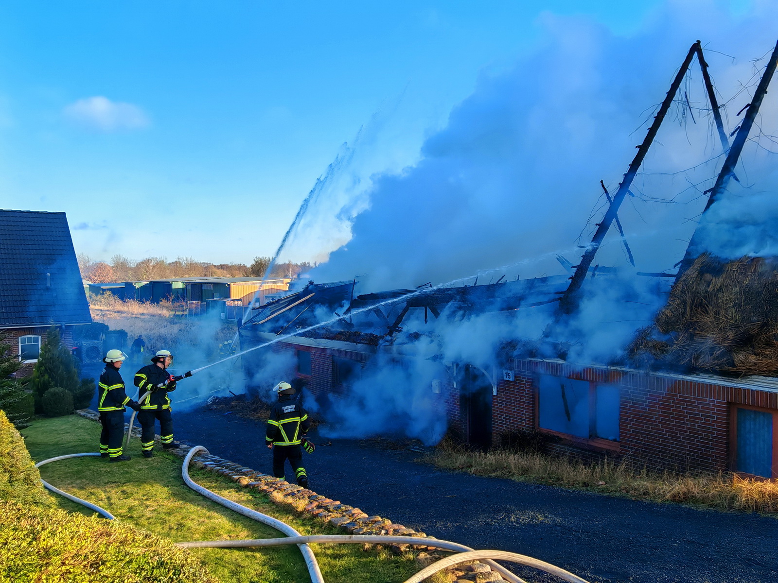 Rund 80 Einsatzkräfte sind in Kirchwerder im Einsatz.