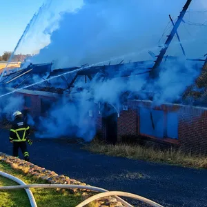 Rund 80 Einsatzkräfte sind in Kirchwerder im Einsatz.