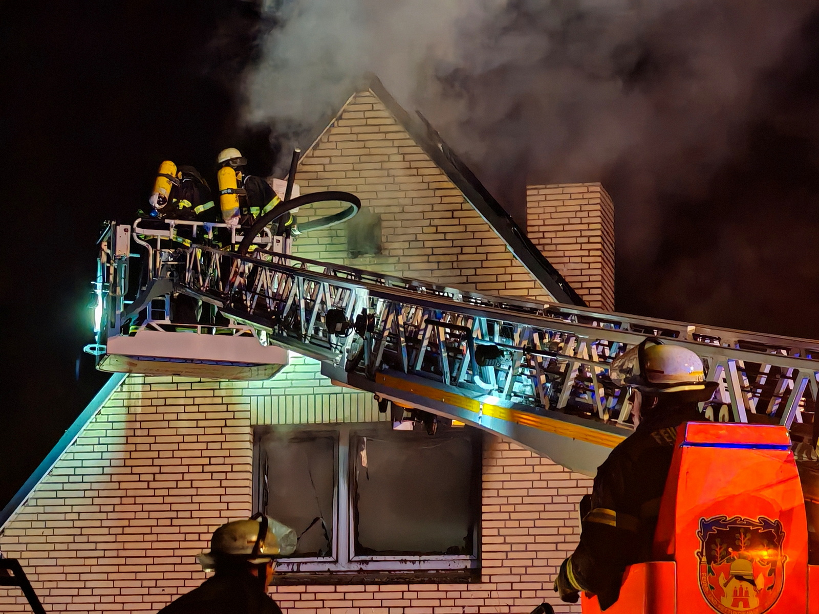 Rund 60 Feuerwehrleute versuchen das brennende Haus in Hamburg-Lohbrügge zu retten.