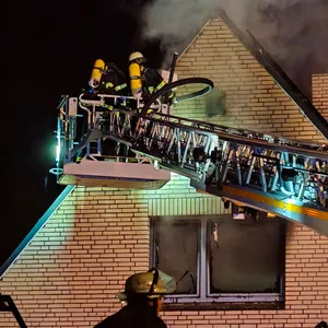 Rund 60 Feuerwehrleute versuchen das brennende Haus in Hamburg-Lohbrügge zu retten.