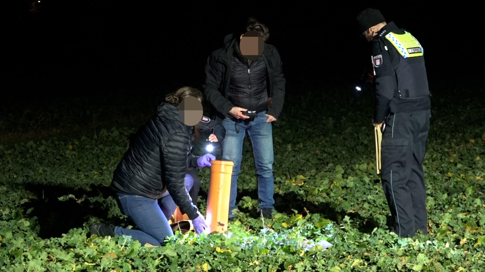 Ein 20-Jähriger kam in der Silvesternacht auf einem Feld in Ochsenwerder bei der Explosion einer mutmaßlichen illegalen Kugelbombe ums Leben.