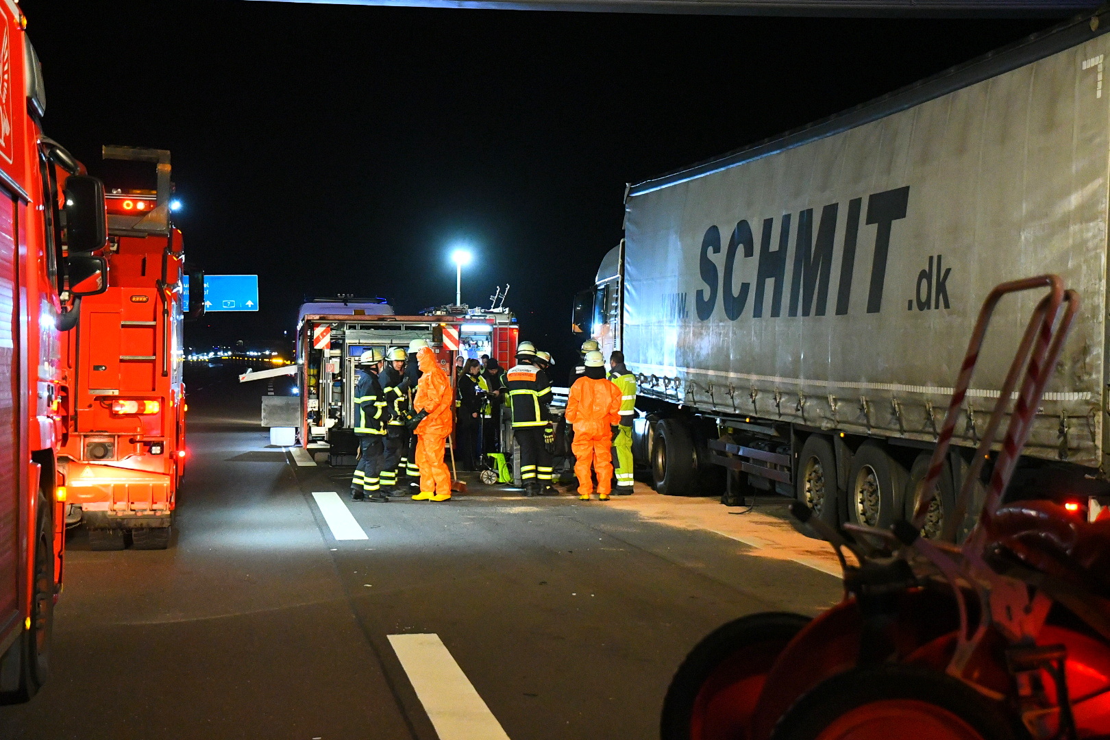 Fragmente eines geplatzten Reifens haben den Dieseltank eines Sattelzugs aufgerissen, die Feuerwehr musste Hunderte Liter Diesel aufnehmen.