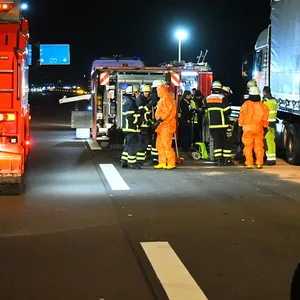 Fragmente eines geplatzten Reifens haben den Dieseltank eines Sattelzugs aufgerissen, die Feuerwehr musste Hunderte Liter Diesel aufnehmen.