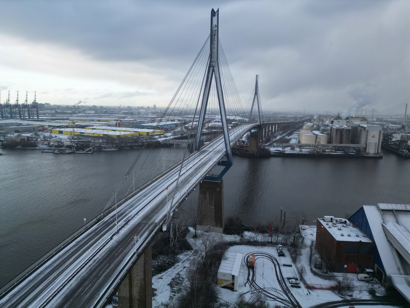 Die Köhlbrandbrücke wurde wegen Schneeglätte am Freitag vollständig gesperrt.