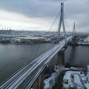 Die Köhlbrandbrücke wurde wegen Schneeglätte am Freitag vollständig gesperrt.