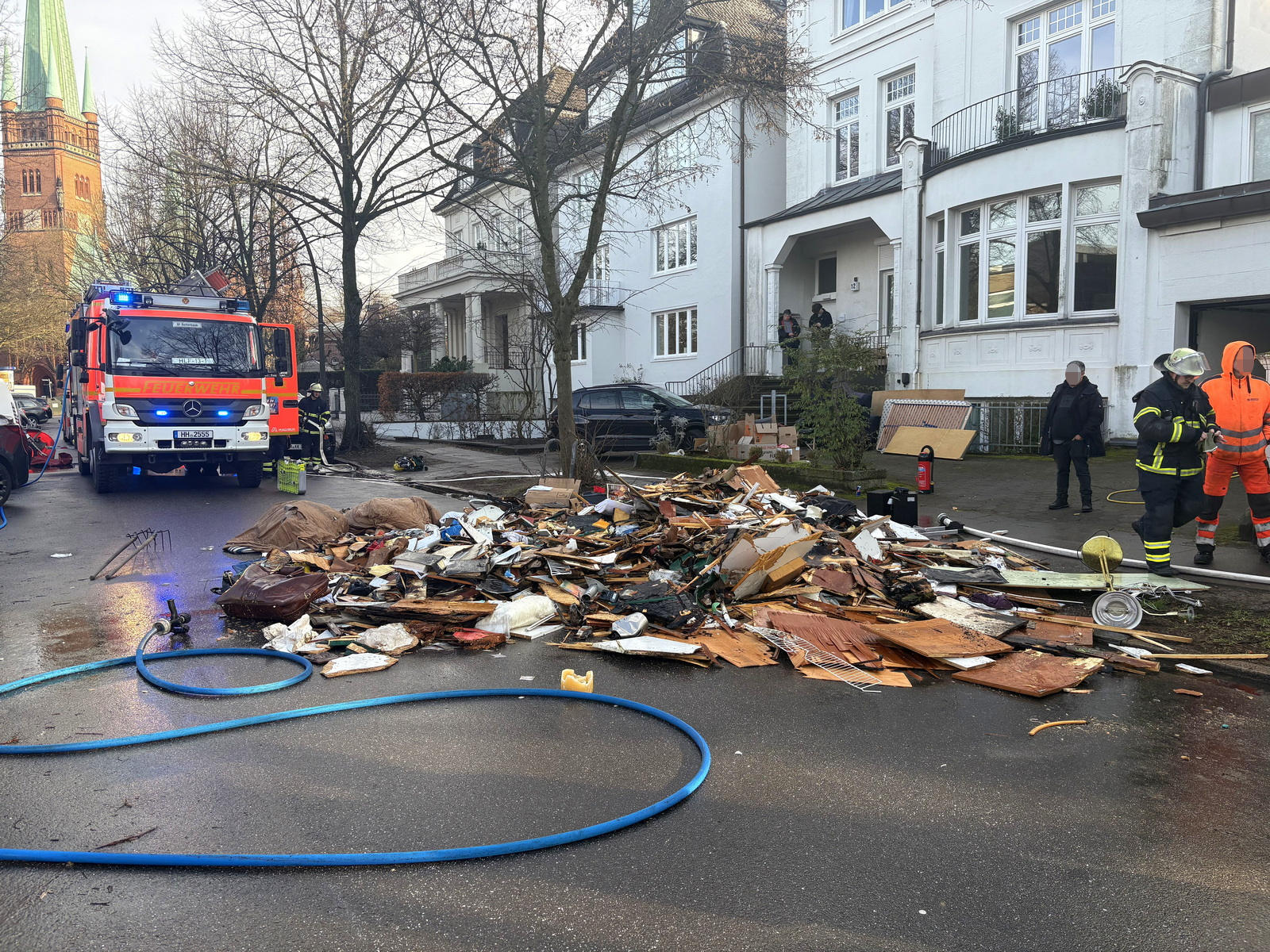 Der Fahrer des Müllwagens bemerkte plötzlich Rauch aus dem Laderaum. Er lud den Sperrmüll auf der Straße ab, wo er von der Feuerwehr gelöscht werden konnte.