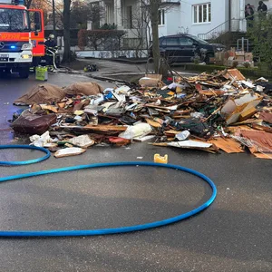 Der Fahrer des Müllwagens bemerkte plötzlich Rauch aus dem Laderaum. Er lud den Sperrmüll auf der Straße ab, wo er von der Feuerwehr gelöscht werden konnte.