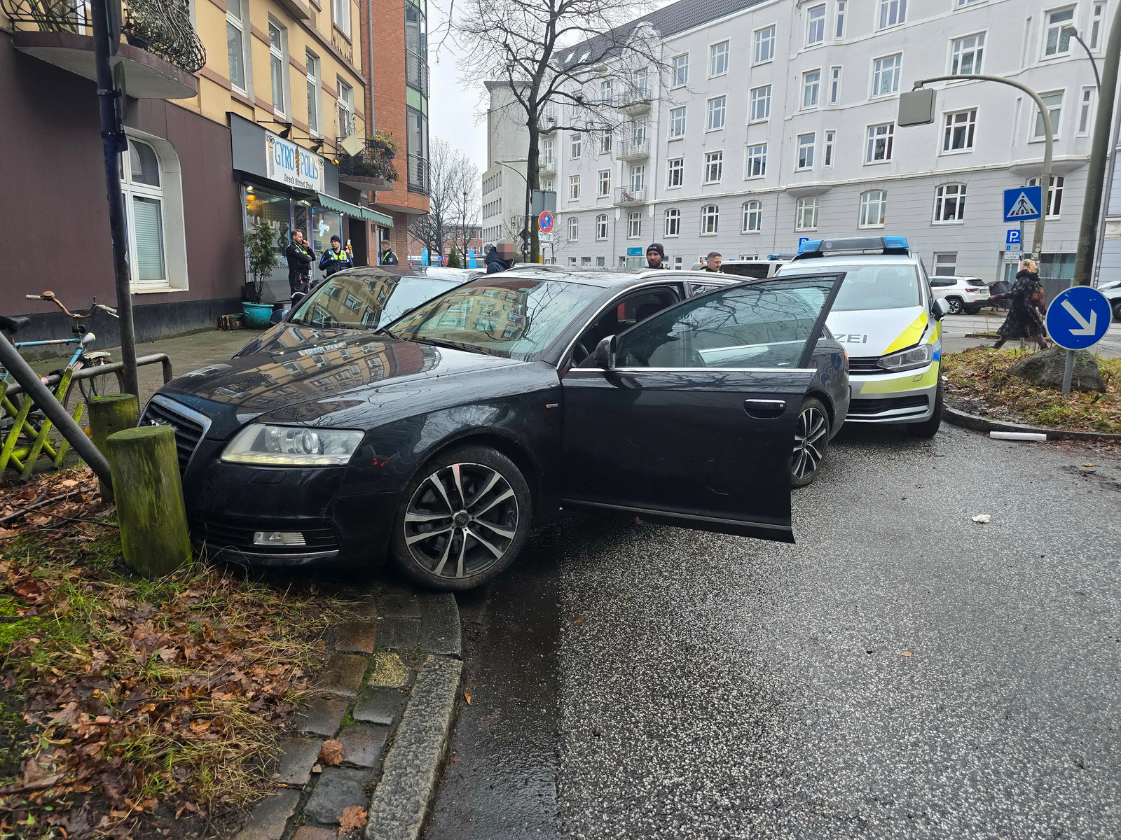 Der Fahrer verlor offenbar die Kontrolle über das Fahrzeug und krachte in parkende Fahrzeuge.