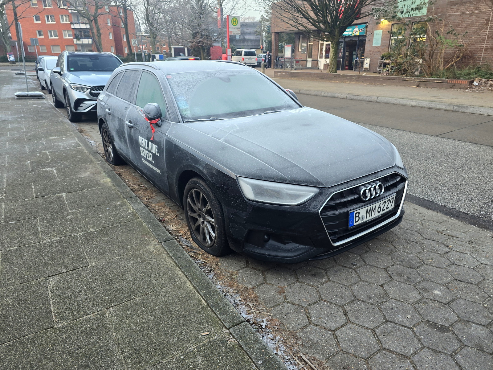 Zwei Platten: Ein Audi der Firma „Miles“ mit zerstochenen Reifen in Eidelstedt.