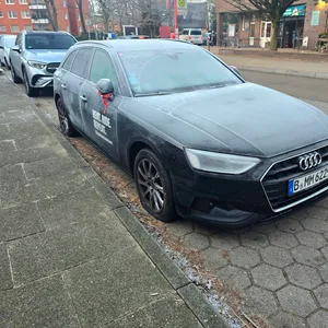 Zwei Platten: Ein Audi der Firma „Miles“ mit zerstochenen Reifen in Eidelstedt.