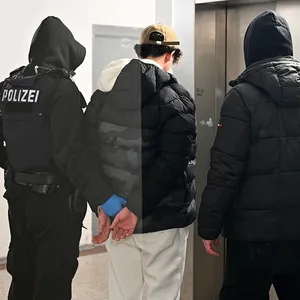 Drogenrazzia in Rahlstedt: Fahnder nehmen einen Verdächtigen fest.