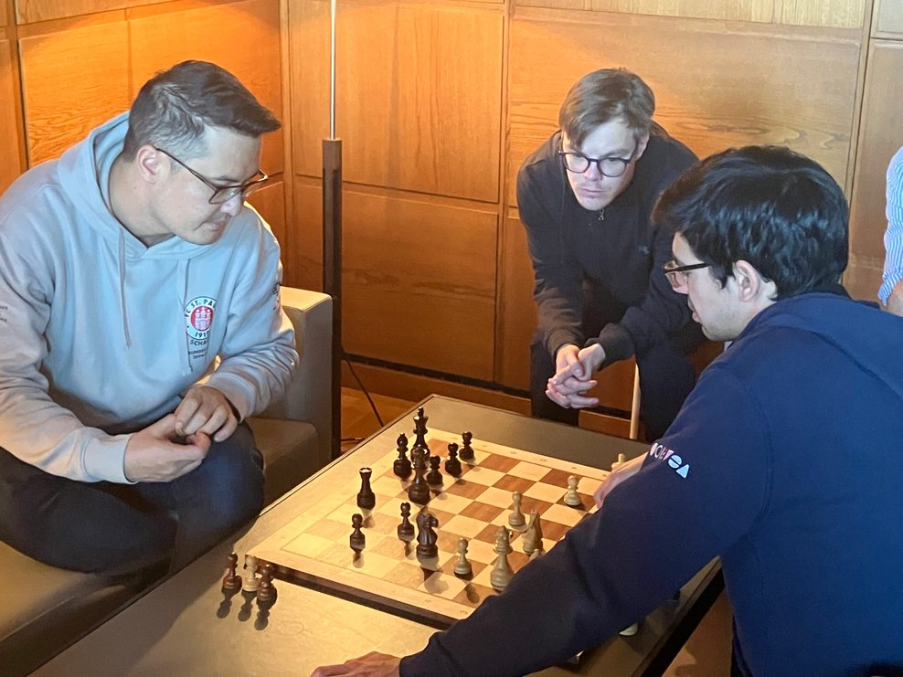 David Howell und Anish Giri besprechen ihre gerade beendete Partie.