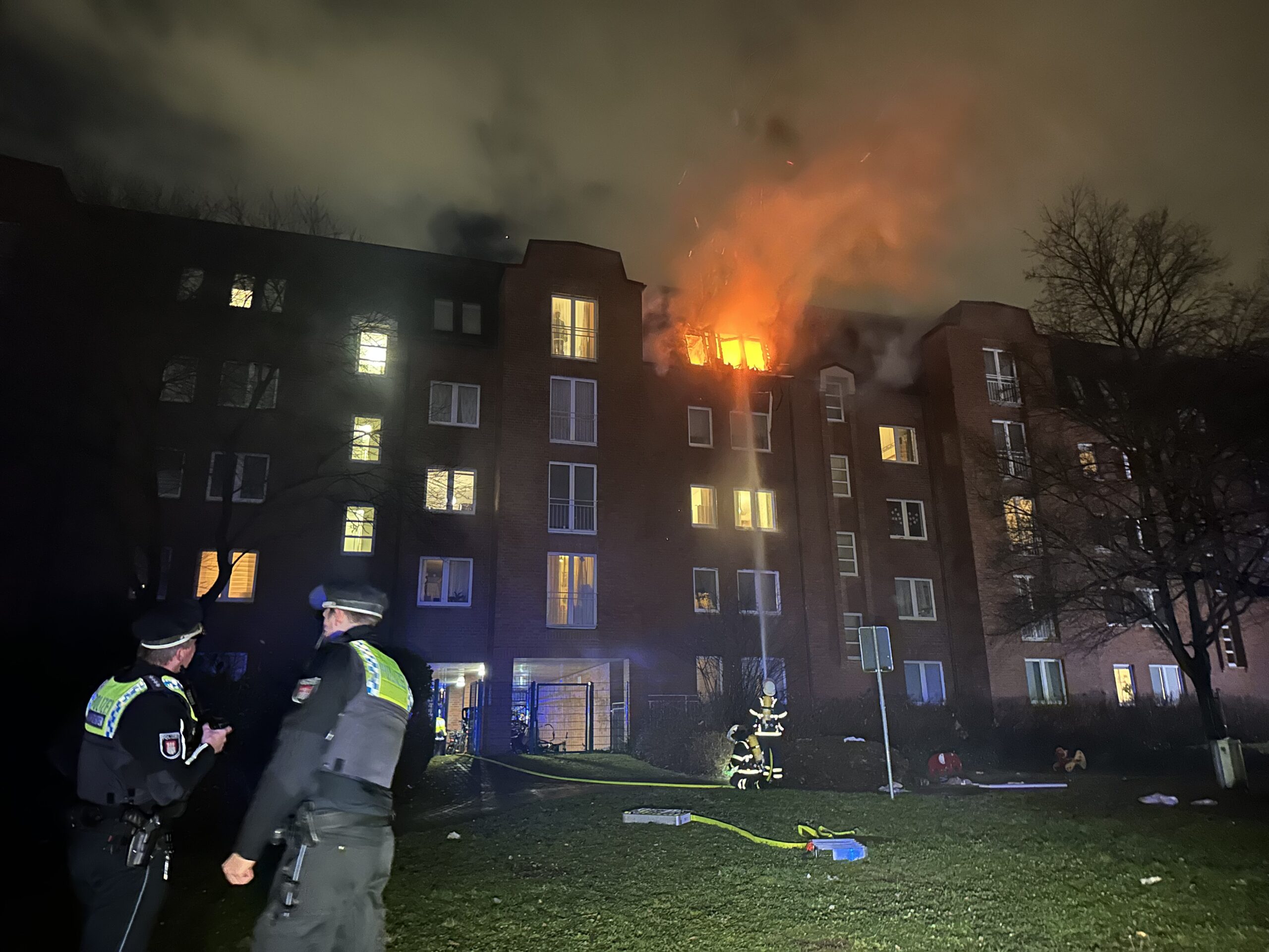 Bei dem Feuer in Ottensen wurde eine Frau schwer verletzt.