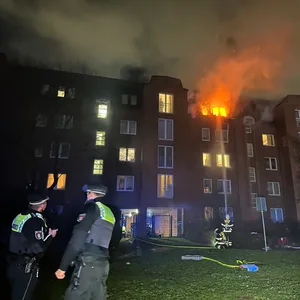 Bei dem Feuer in Ottensen wurde eine Frau schwer verletzt.