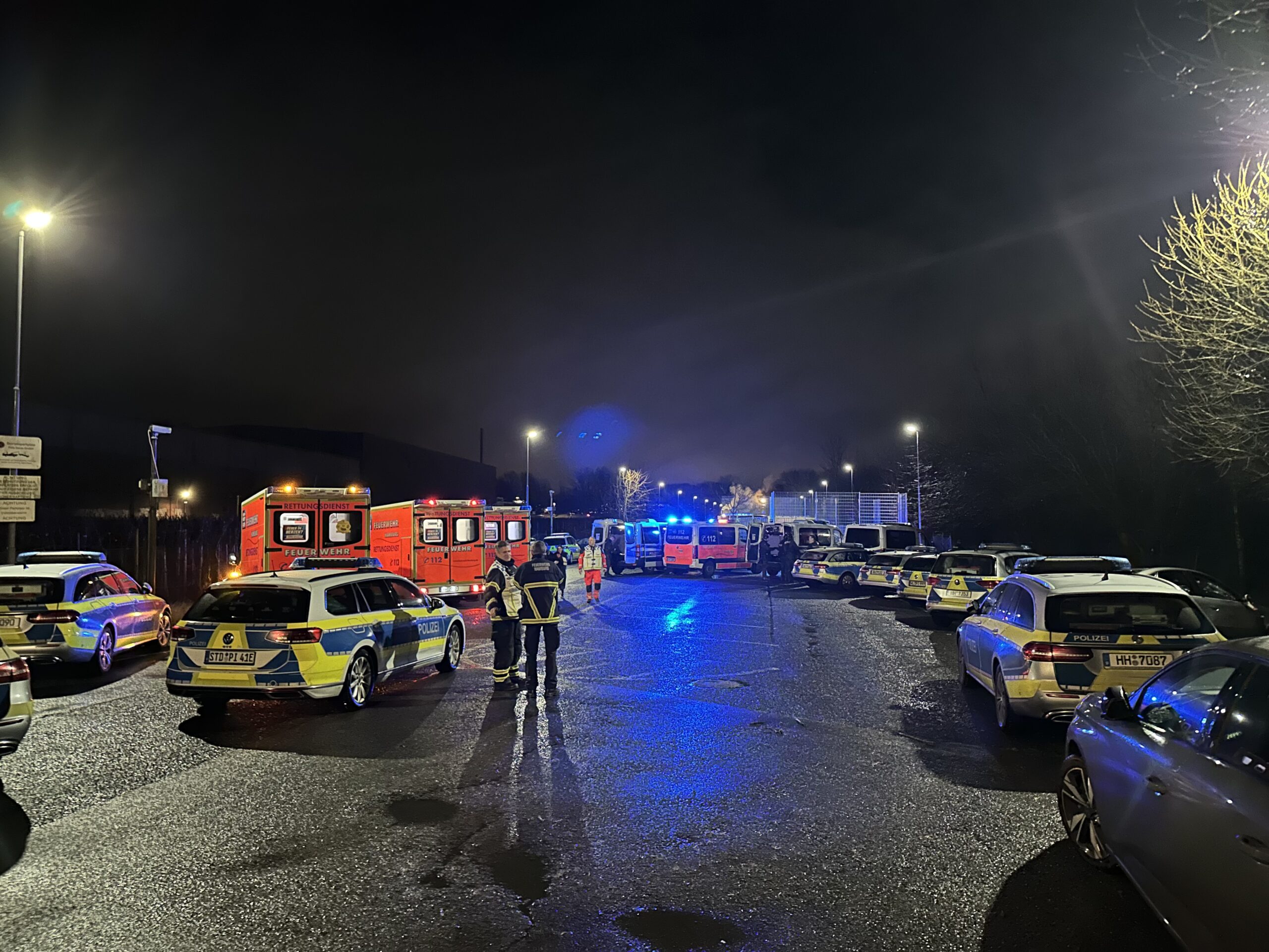 Polizei und Rettungskräfte sind am Donnerstag zu einem Großeinsatz an der Geflüchtetenunterkunft Neuenfelder Fährdeich ausgerückt.