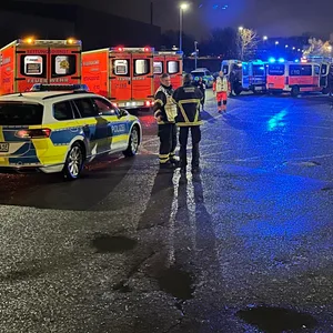 Polizei und Rettungskräfte sind am Donnerstag zu einem Großeinsatz an der Geflüchtetenunterkunft Neuenfelder Fährdeich ausgerückt.