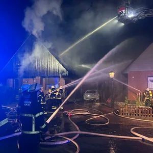 Die Feuerwehr kämpft gegen die Flammen.
