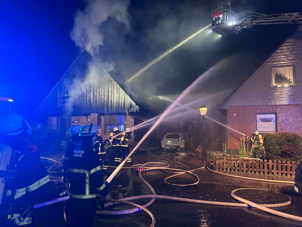 Die Feuerwehr kämpft in Sasel gegen die Flammen. 