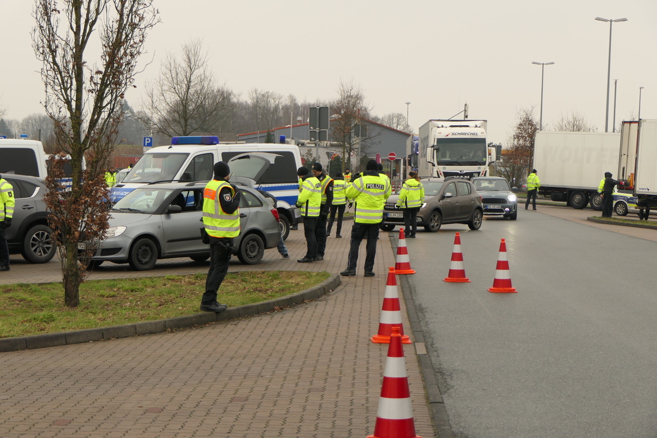 Zahlreiche Fahrzeuge werden auf dem Rastplatz kontrolliert.