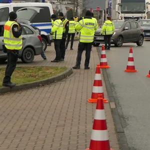 Zahlreiche Fahrzeuge werden auf dem Rastplatz kontrolliert.
