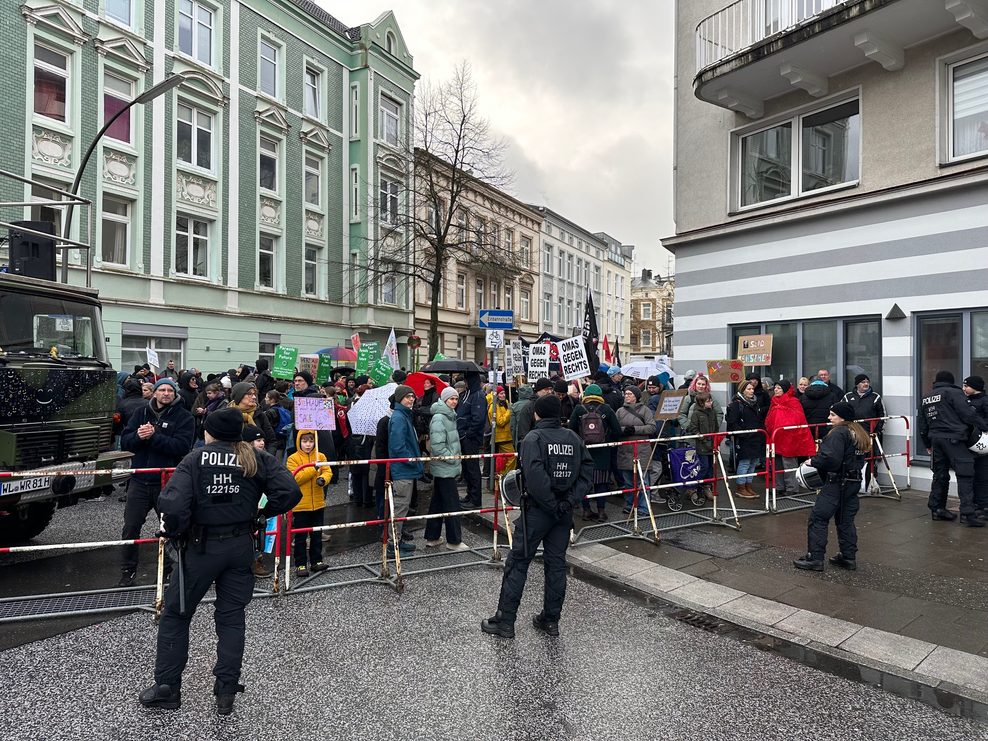 Die Straße unmittelbar vor der Friedrich-Ebert-Halle ist gesperrt. Die ersten Demonstranten sind eingetroffen.