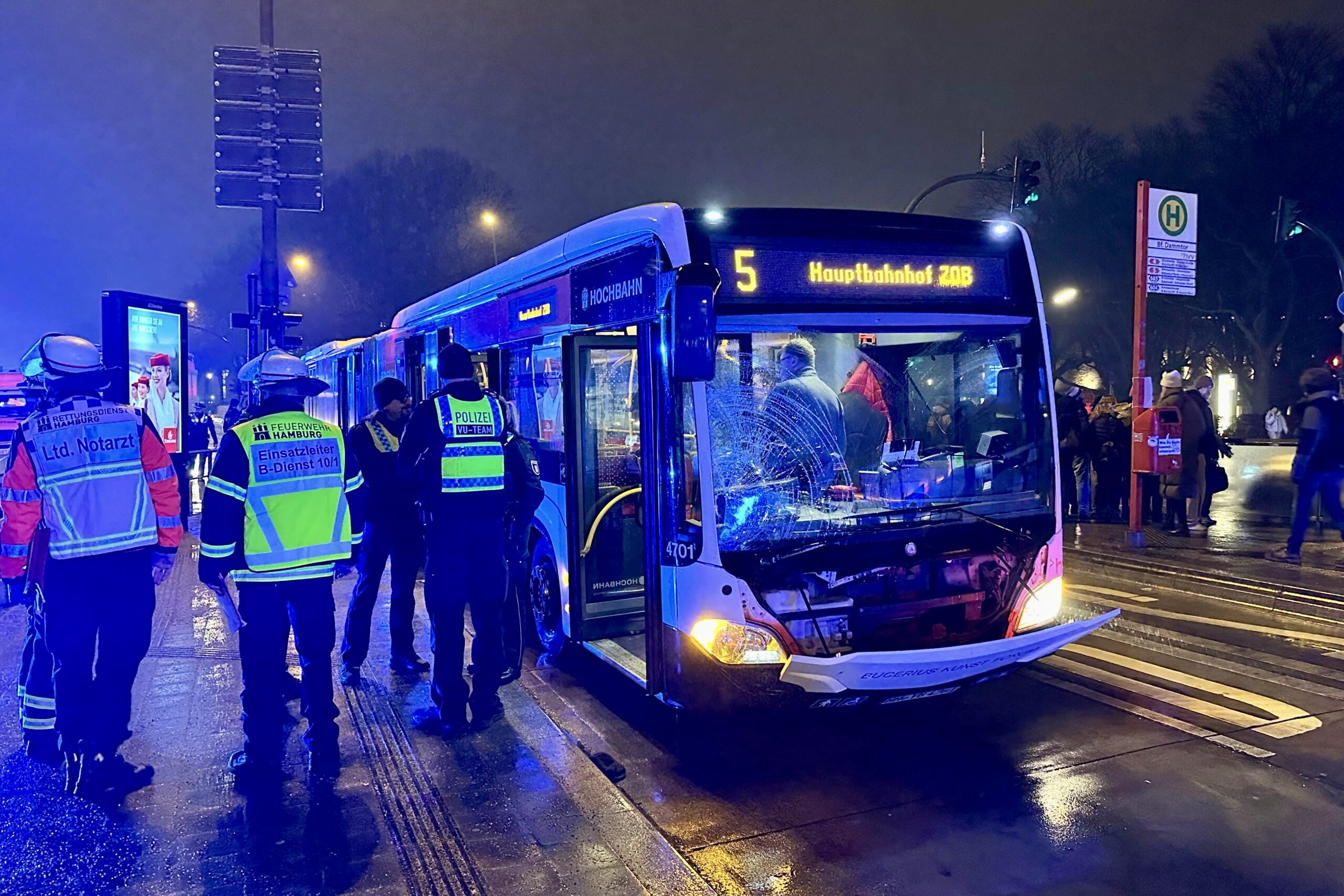 Vor dem Dammtor-Bahnhof hat ein Bus am Dienstagabend einen Fußgänger erfasst und schwer verletzt.