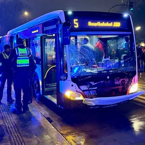 Vor dem Dammtor-Bahnhof hat ein Bus am Dienstagabend einen Fußgänger erfasst und schwer verletzt.