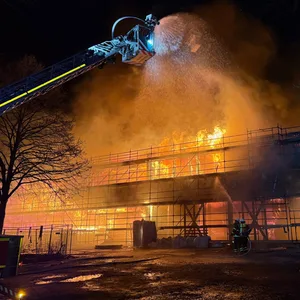 Rund 125 Retter bekämpften den Großbrand an der Schule in Lohbrügge.
