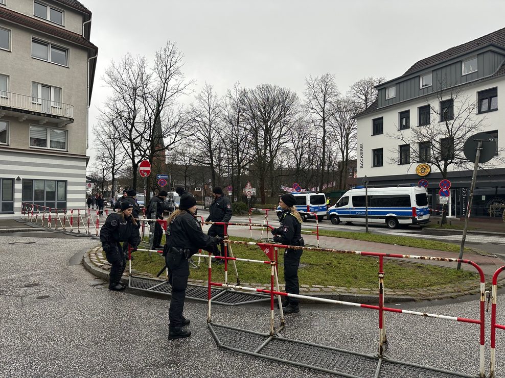 Im Umfeld der Friedrich-Ebert-Halle in Hamburg-Heimfeld werden Absperrgitter bereitgestellt.