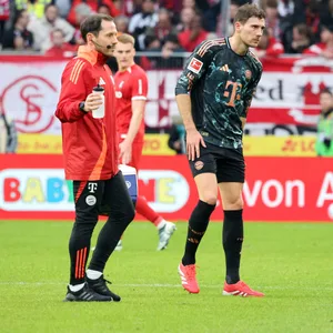 Bayern-Star Leon Goretzka wird verletzt ausgewechselt