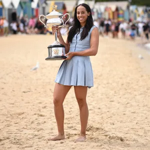 Madison Keys mit Pokal am Melbourner Brighton Beach