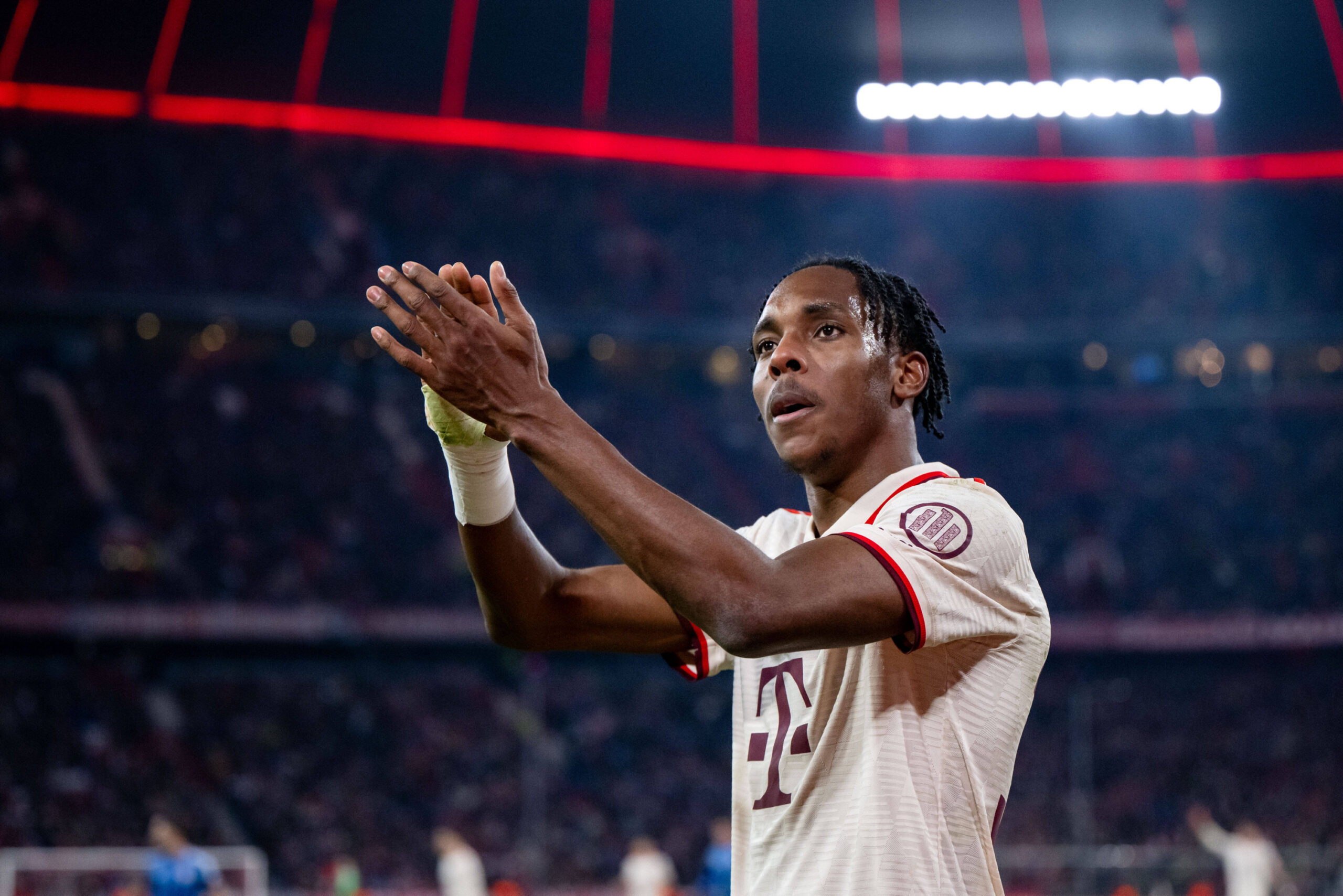 Mathys Tel verabschiedet sich von den Bayern-Fans