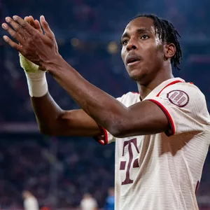 Mathys Tel verabschiedet sich von den Bayern-Fans