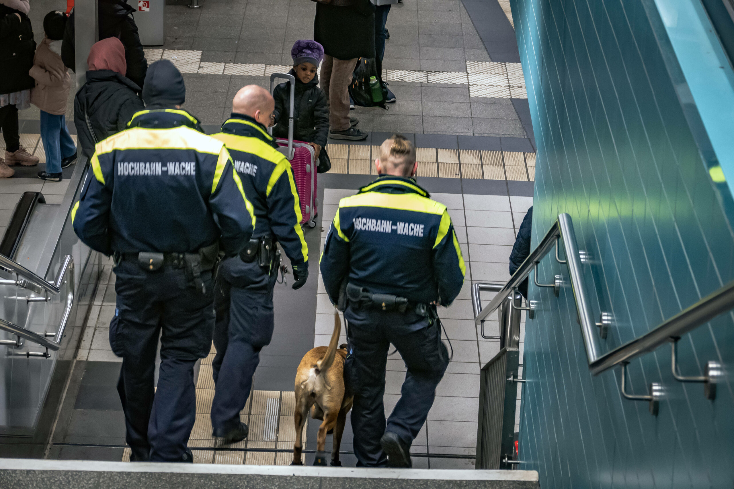 Mitarbeiter der Hochbahn-Wache bei einer Kontrolle im Hauptbahnhof (Archivbild).