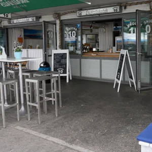 Die „Brücke 10“ an den Landungsbrücken zählt zu den besten Fischbrötchen-Läden der Stadt.