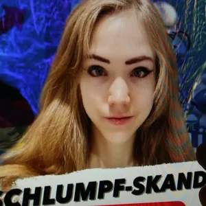Auf einem Smartphone wurde der X-Account der Webvideoproduzentin Naomi Seibt geöffnet. Dahinter wurde auf einem Laptop der YouTube-Kanal von Seibt geöffnet.