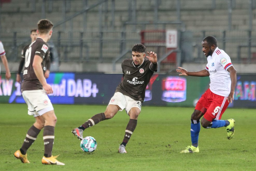 Omar Marmoush (St. Pauli) im Dribbling gegen David Kinsombi (HSV)