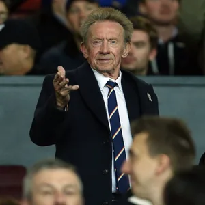 Denis Law lächelt 2018 auf der Tribüne bei Manchester United