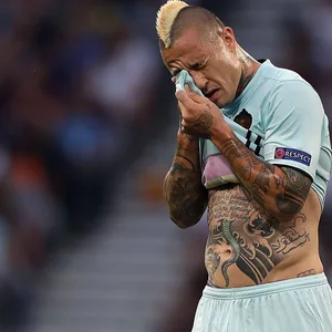 Radja Nainggolan wischt sich etwas aus dem Auge