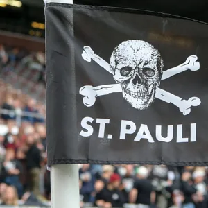 Eckfahne mit Totenkopf