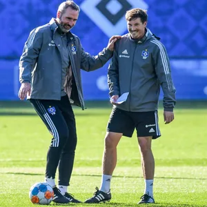 Tim Walter lacht neben Merlin Polzin
