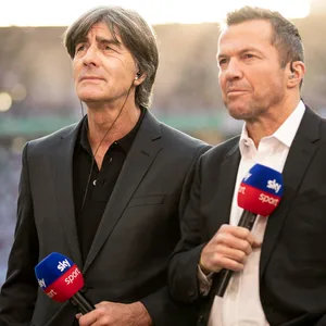 Lothar Matthäus neben Joachim Löw am Mikrofon