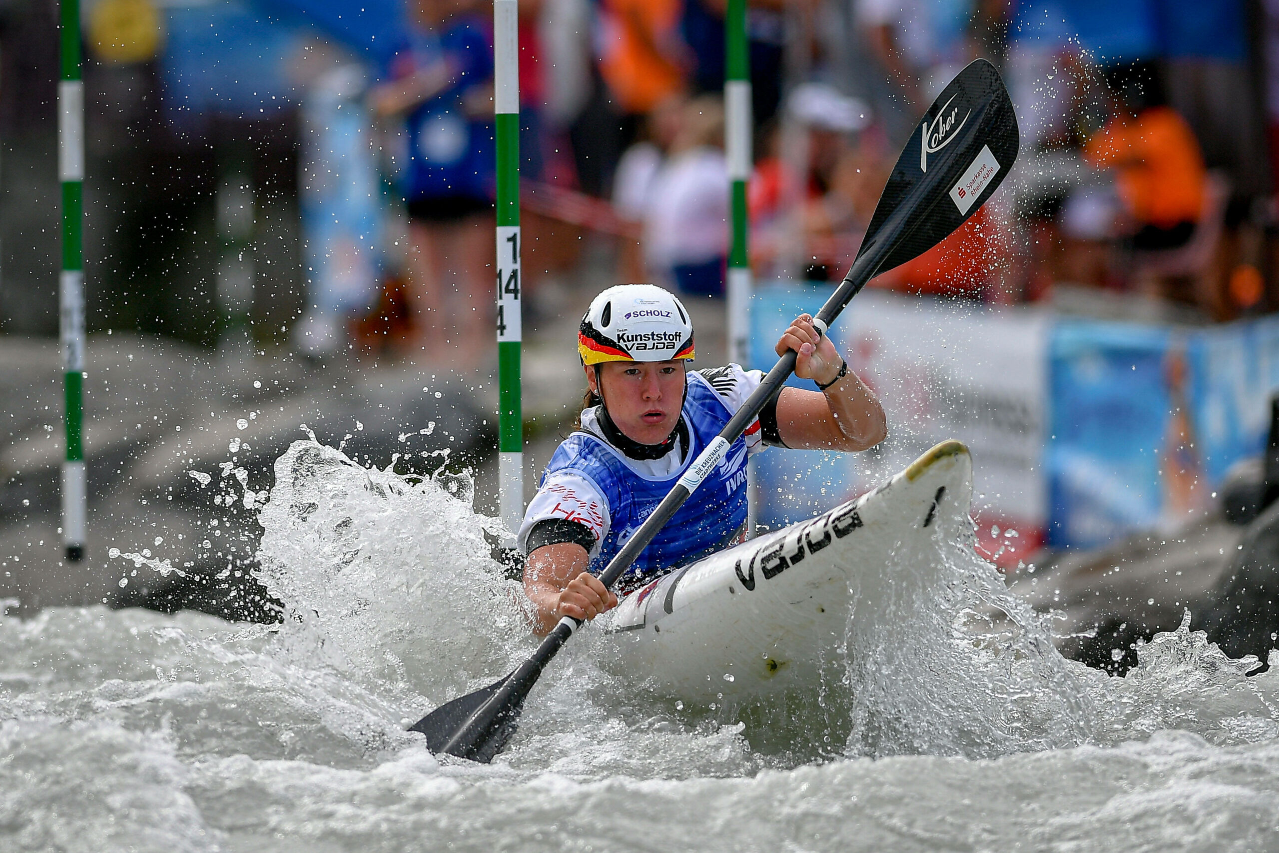 Paulina Pirro im Boot beim Kanu-Slalom