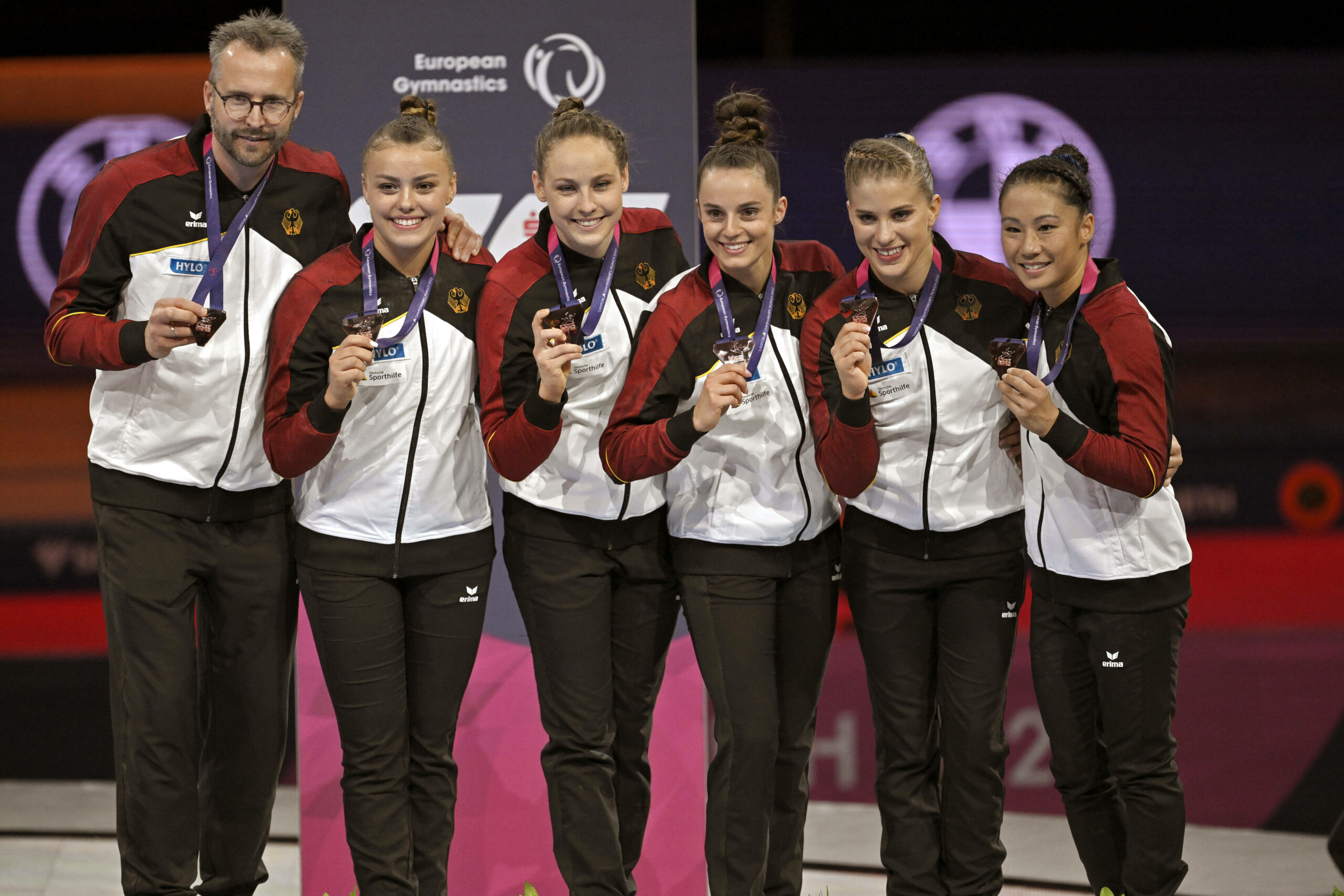 Bundestrainer Gerben Wiersma mit deutschen Turnerinnen bei der EM 2022