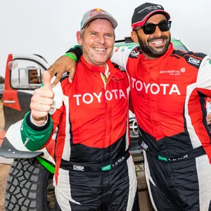 Dirk von Zitzewitz und Yazeed Al-Rajhi lächeln.
