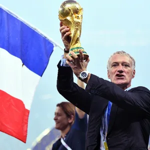 Didier Deschamps mit dem WM-Pokal