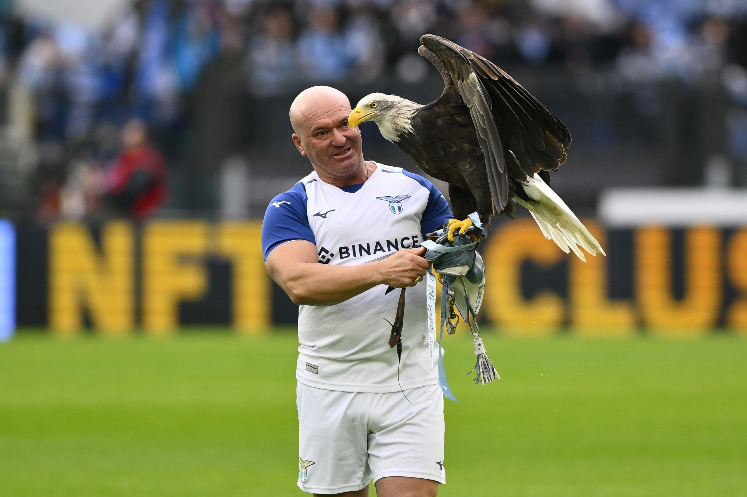 Der Falkner von Lazio Rom Juan Bernabé mit Vereinstier (einem Adler) auf dem Arm